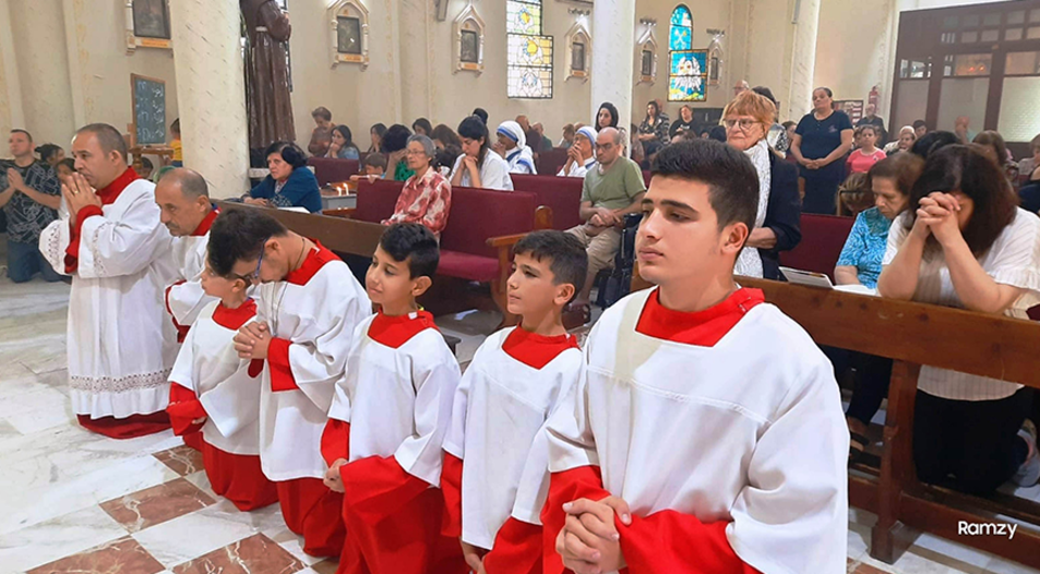 Ministranten und Gläubige bei der heiligen Messe in der Pfarrkirche „Heilige Familie“ in Gaza-Stadt. Foto: Pfarrei Heilige Familie