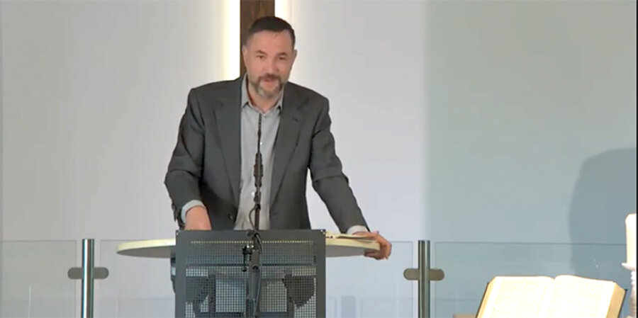 Der Pastor der Anskar-Kirche in Wetzlar, Christoph Bergfeld, im Online-Himmelfahrtsgottesdienst der Wetzlarer Evangelischen Allianz. Screenshot: YouTube/Baptisten Wetzlar