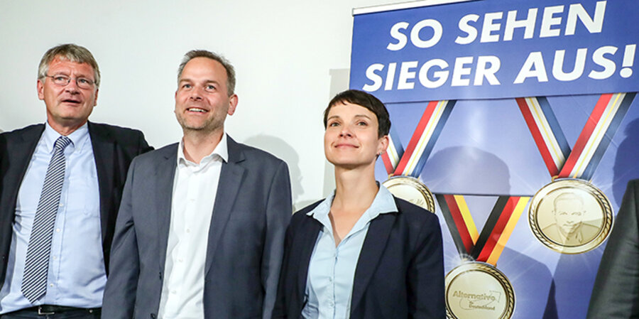 v. l.: Der Sprecher der AfD Bundespartei, Jörg Meuthen, der Vorsitzende des AfD-Landesverbandes Mecklenburg-Vorpommern, Leif-Erik Holm, und die AfD-Bundesvorsizende, Frauke Petry. Foto: picture-alliance/dpa