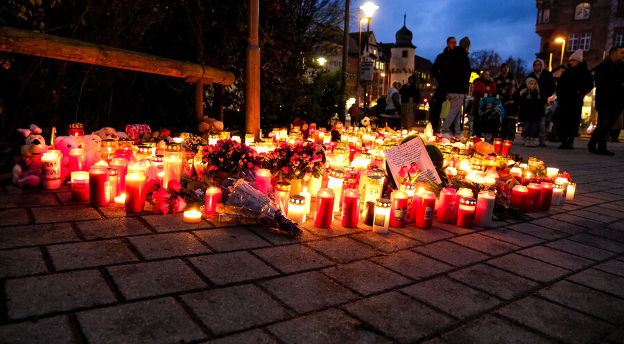 Trauerkerzen, Blumen und Kuscheltiere liegen am Eingang vom Park Schöntal, nachdem am 22. Januar in Aschaffenburg zwei Menschen bei einem Messerangriff getötet wurden. Foto: picture alliance / Eibner-Pressefoto | Eibner-Pressefoto/Florian Wiegand