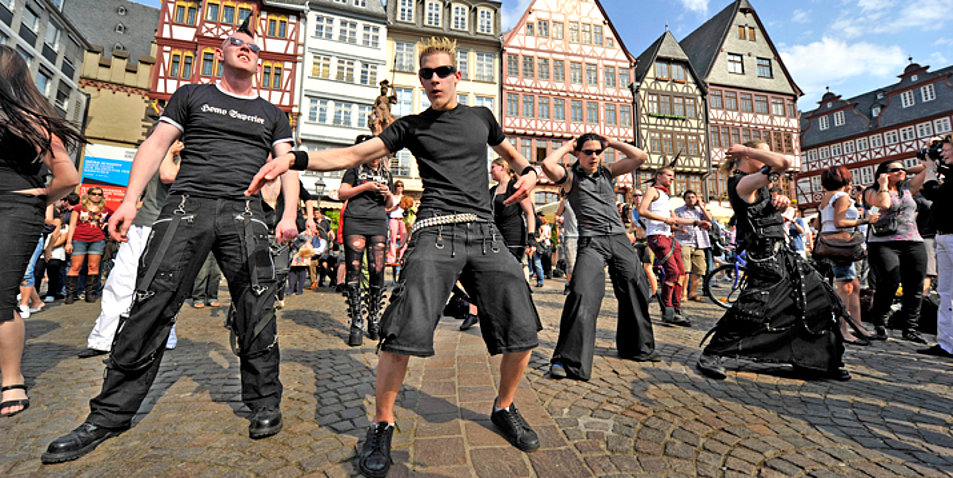 Partygänger demonstrierten mit einem "Flashmob" 2011 auf dem Frankfurter Römer gegen das Tanzverbot an Karfreitag. Foto: picture-alliance/dpa