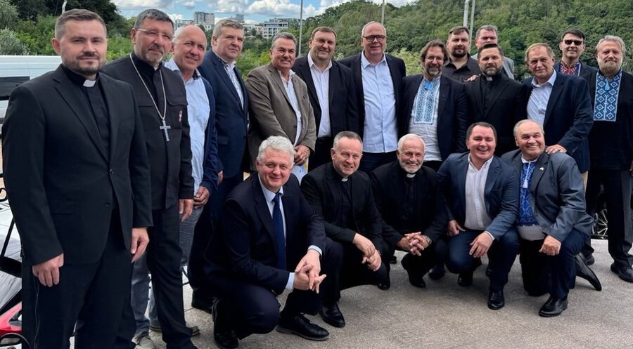 CEPCU-Vertreter zusammen mit dem EEA-Präsidenten, Andreas Wenzel, und dem EEA-Co-Generalsekretär, Jan Wessels (beide Mitte mit Brille). Foto: CEPCU