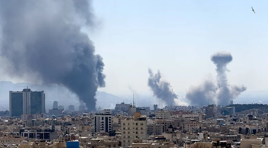 Auch am 1. März waren Rauchschwaden über der iranischen Hauptstadt Teheran zu sehen. Foto: IMAGO / Middle East Images