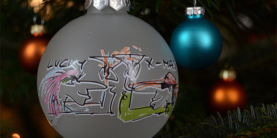 Udo Lindeberg kreierte zugunsten des Hospizes eine Weihnachtskugel. Foto: Evangelisch-lutherischer Kirchenkreis Bremervörde-Zeven
