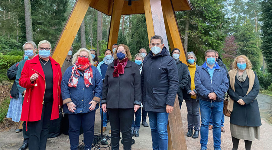 Die Ev.-luth. Kirchengemeinde Maschen übergibt die Friedhofsglocke an die Gemeinde Seevetal. Foto: C.Wöhling