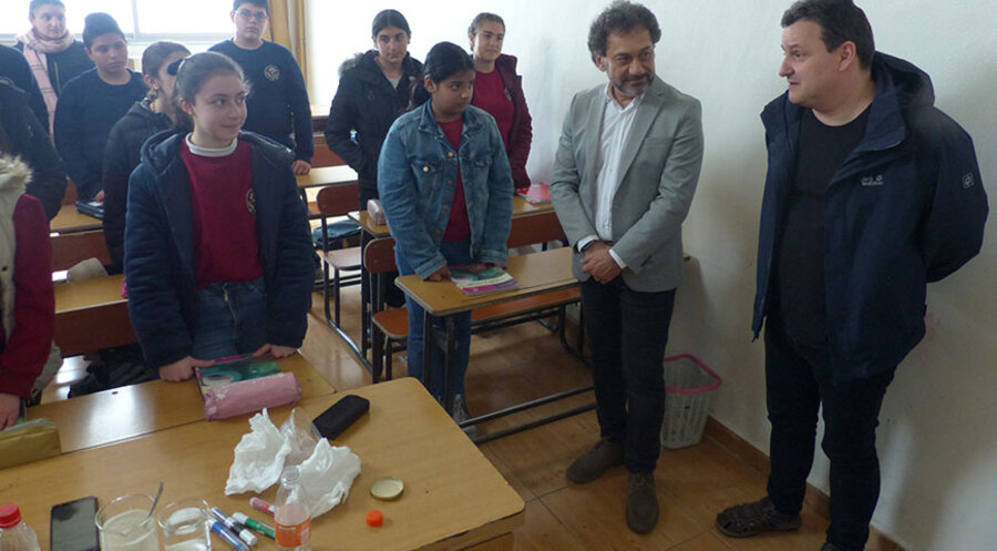 Der Geschäftsführer des Christlichen Hilfsbundes im Orient, Dr. Andreas Baumann (re.), und Pfarrer Harout Selimian beim Besuch der Bethel Schule in Aleppo. Foto: Christlicher Hilfsbund im Orient/Lukas Reineck