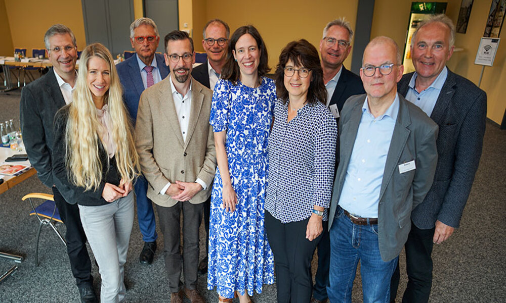 Der neue IDEA-Vorstand und die IDEA-Doppelspitze mit Daniela Städter und Dennis Pfeifer (vorne Mitte). Foto: IDEA/Kay-Helge Hercher