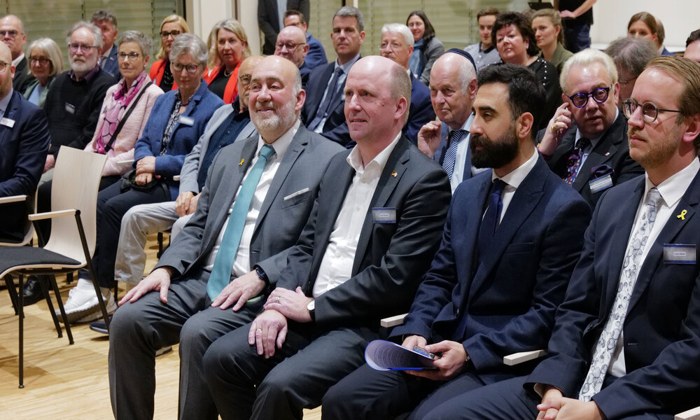 Die Teilnehmer und die Zuhörer der Podiumsdiskussion. Foto: Klaus Werner/CSI