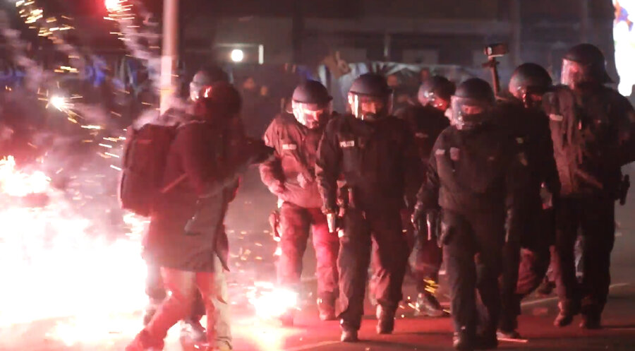 Polizisten im Einsatz in der Silvesternacht in Neukölln. Foto: picture alliance/dpa/Julius Schreiner | Julius Schreiner