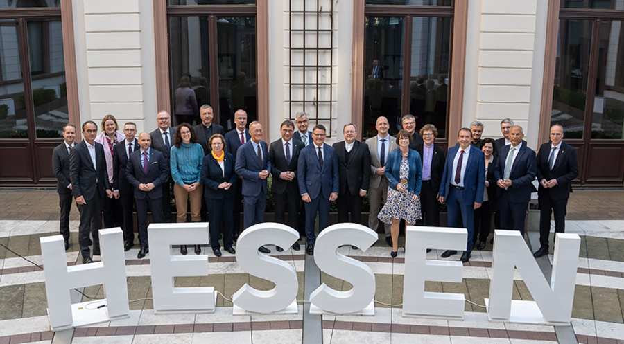 Gruppenbild mit Ministerpräsident Boris Rhein (CDU): Vertreter der hessischen Landesregierung und Spitzenrepräsentanten der evangelischen Landeskirchen sowie der katholischen Bistümer in Wiesbaden. Foto: Hessische Staatskanzlei