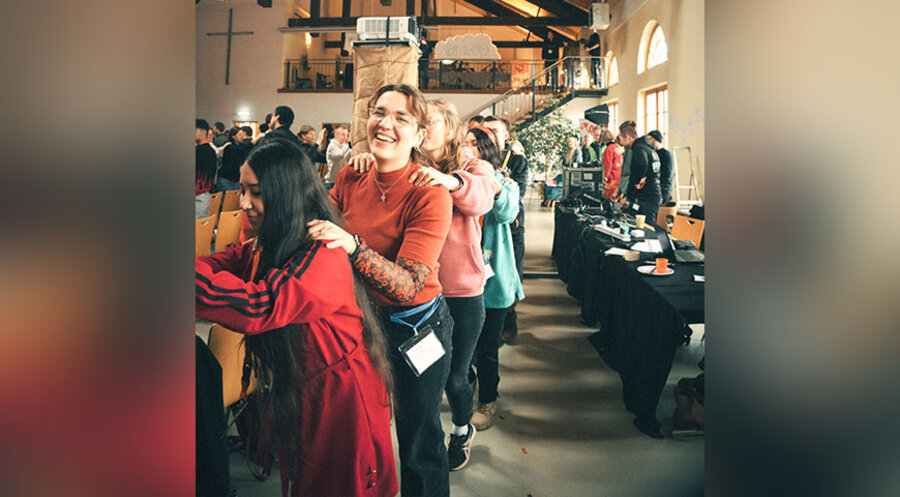 Aus Begeisterung für Jesus starteten die Jugendlichen beim Lobpreis eine Polonaise.
Foto: MÜHLE WEINGARTEN e. V.
