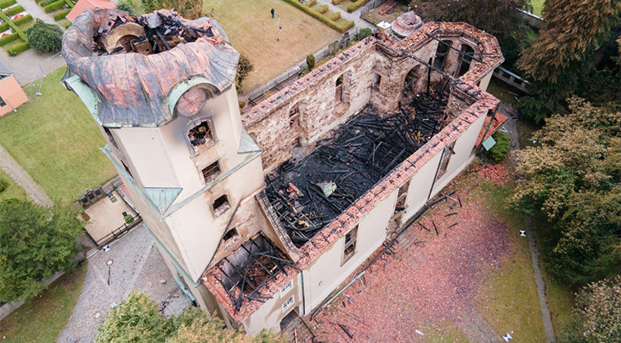 Die Ruine der evangelischen Stadtkirche in Großröhrsdorf. Das Feuer in der barocken Kirche im Landkreis Bautzen war in der Nacht zum 4. August 2023 ausgebrochen und hatte den Dachstuhl, das Kirchenschiff und Teile des Glockenturms zerstört. Foto: Picture Alliance/dpa/Sebastian Kahnert