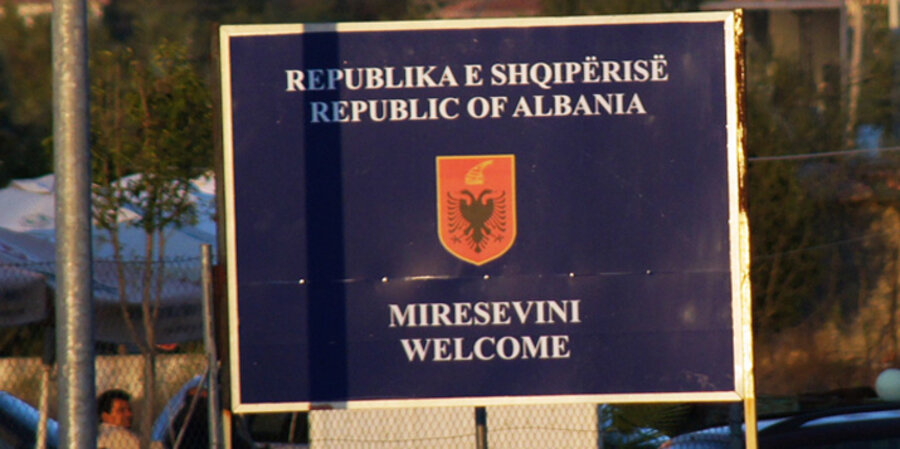 Länderschild in Albanien. Foto: flickr.com/Michael Panse