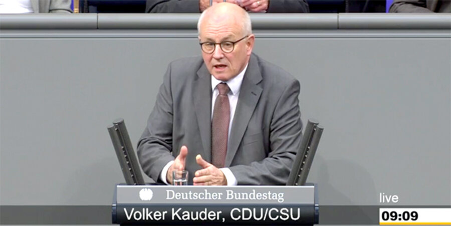 Der Vorsitzende der CDU/CSU-Bundestagsfraktion, Volker Kauder, bei der Debatte im Bundestag. Screenshot: Deutscher Bundestag