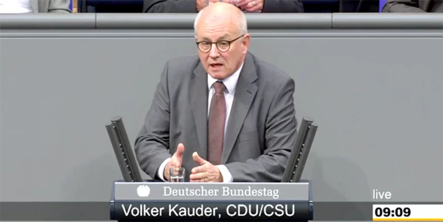 Der Vorsitzende der CDU/CSU-Bundestagsfraktion, Volker Kauder, bei der Debatte im Bundestag. Screenshot: Deutscher Bundestag