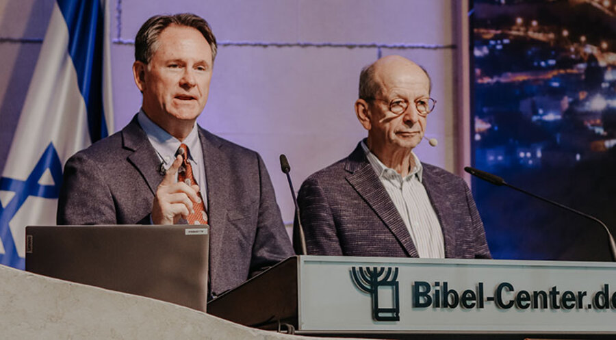 Jeff Kinley (links) sprach auf dem Israeltag und wurde dabei von Hans-Joachim Hahn ins Deutsche übersetzt. Foto: Bibel-Center Breckerfeld