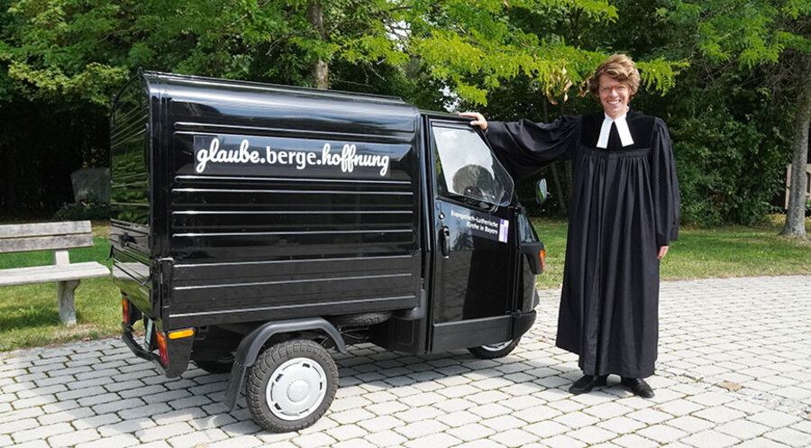 Pfarrer Philipp Roß an seinem dreirädrigen Kleintransporter. Foto: ZDF/Christian Schnelting