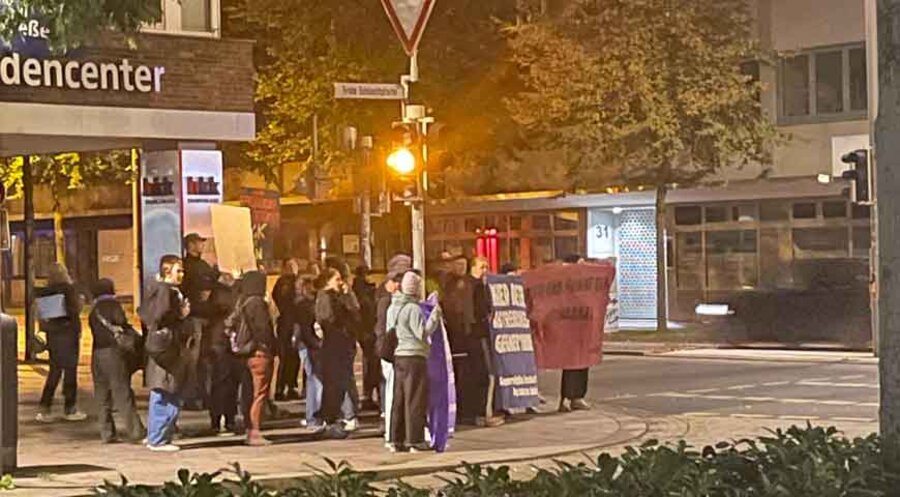 Rund 40 Gegendemonstranten versammelten sich gegen 5.30 Uhr vor der evangelischen St.-Martini-Gemeinde. 