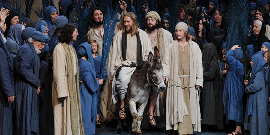 Traditionell reitet der Jesus-Darsteller bei den Passionsspielen auf einem Esel ein. Foto: picture-alliance/dpa