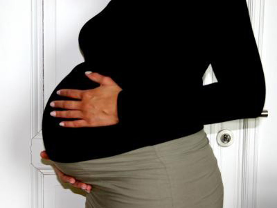 Während der Schwangerschaft sollten Frauen komplett auf Alkohol verzichten. Foto: Die Alex/pixelio.de