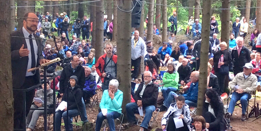 Zum Gottesdienst mitten im Wald versammelten sich rund 2.000 Christen. Foto: Eberhard Mädler