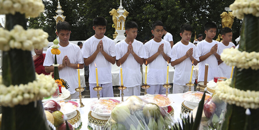 Elf der zwölf aus einer Höhle in Thailand geretteten Jungen sind zeitweilig in buddhistische Klöster eingetreten. Die Ausnahme bildet der 14-jährige Christ Adul Sam-on. Foto: picture-alliance/AP Photo