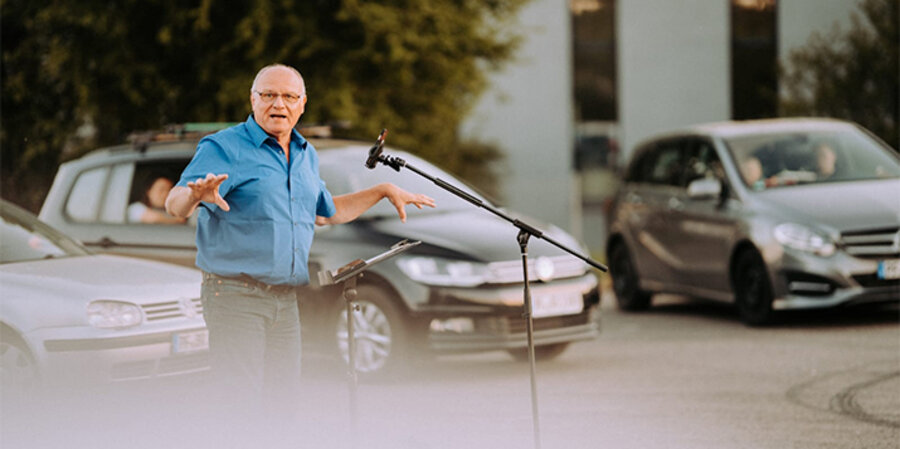 Der Evangelist Klaus-Dieter Mauer zwischen den Autos der Teilnehmer beim Evangelistischen Autokino. Foto: Fabian Kollmann