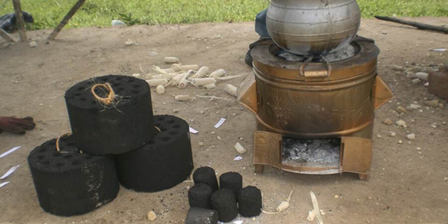 CFI bekam den mit 3.000 Euro dotierten Sonderpreis „Innovation und biologische Vielfalt“ für ein Projekt in Uganda. Dabei werden aus Maisspindeln Briketts hergestellt. Foto: Christliche Fachkräfte International