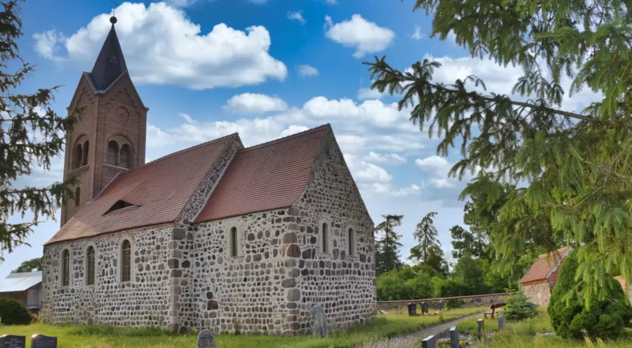 Die Dorfkirche im sachsen-anhaltischen Deetz. Foto: Stiftung KiBa