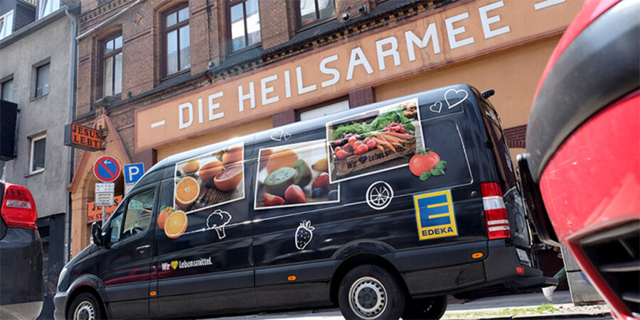 Eine Woche nach den Krawallen in Hamburg fuhr ein Wagen des Lebensmittelhändlers bei der Heilsarmee in St. Pauli vor. Foto: Heilsarmee