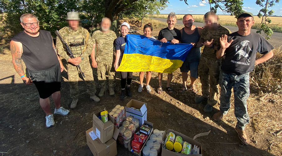 Die Helfer von „Jugend mit einer Mission“ in Nürnberg haben in der südukrainischen Stadt Mykolajiw Hilfsgüter und Bibeln an ukrainische Soldaten verteilt. Foto: YWAM Nürnberg