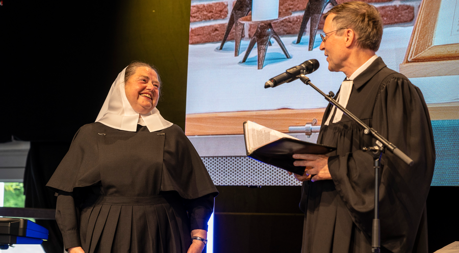 Herzliche Verbundenheit: Sr. Christine Killies und Pfr. Markus Holmer, Vorsitzender des Kuratoriums der Stiftung Diakonissenhaus Friedenshort. Foto: Stiftung Diakonissenhaus Friedenshort
