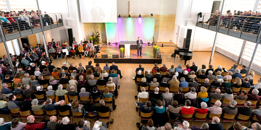 Rund 3.500 Teilnehmer waren der Einladung der Stiftung Hensoltshöhe und dem bayerischen Jugendverband „Entschieden für Christus“ gefolgt. Foto: Fabian Reinhardt