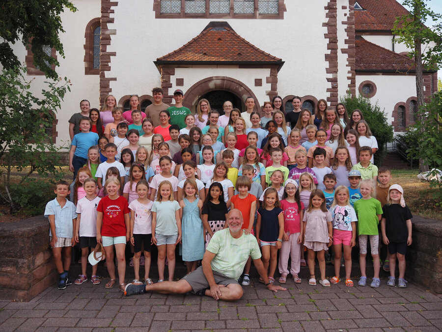 Chorleiter Andreas Hauser mit Kindern und Jugendlichen des Regenbogenchors Pfalzgrafenweiler.