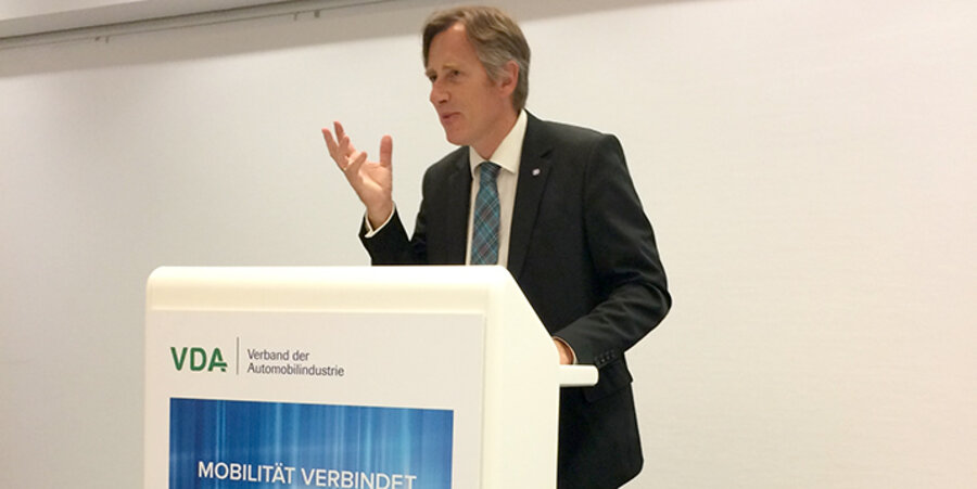 Der Sprecher der Initiative und Pastor für Arbeit, Wirtschaft und Soziales in der hannoverschen Landeskirche, Peer-Detlev Schladebusch, auf der IAA. Foto: Bernd Oettinhaus