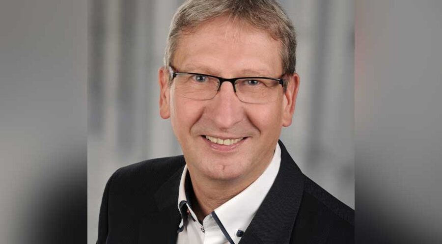 Konferenzteam-Leiter Hans-Günter Schmidts hebt vier Punkte zur theologischen Ausrichtung der Bibelkonferenz hervor. Foto: Privat