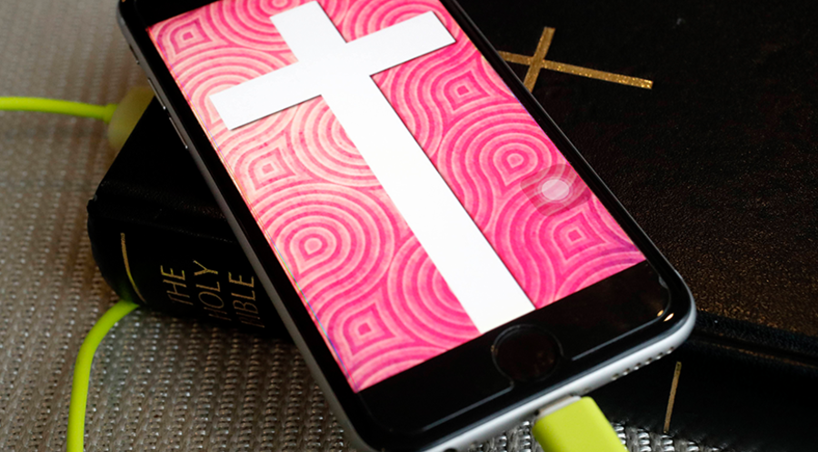 Deutlicher Anstieg beim Zugriff digitaler Angebote: „Das Medienverhalten verändert sich auch bei der Nutzung der Bibel.“ Foto: picture alliance/Godong/Fred de Noyelle