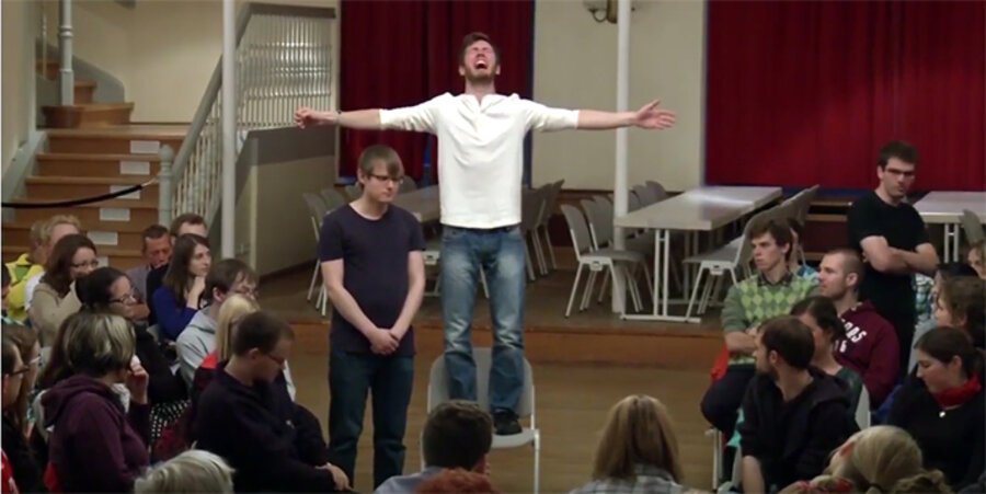 Das Buch zum Theaterstück enthält neben einem Bibelleseplan auch das Markusevanglium und beantwortet zahlreiche Fragen rund um den christlichen Glauben. Foto: Screenshot YouTube/smd Erlangen