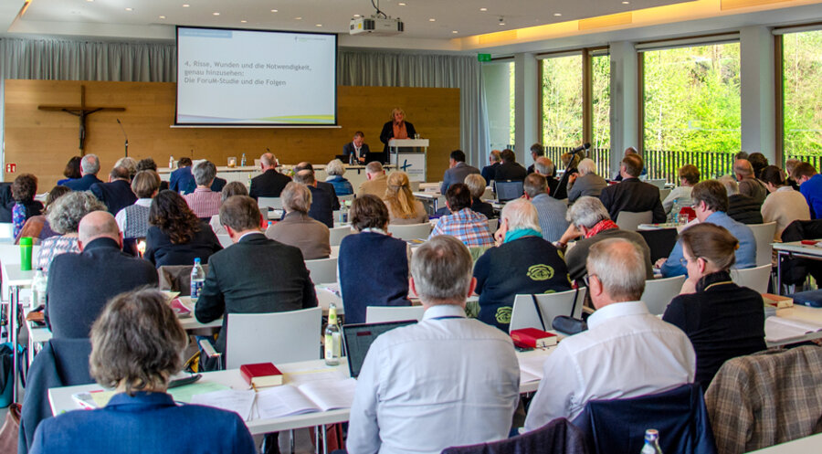 Das Plenum der badischen Landessynode in Bad Herrenalb – am Podium: Landesbischöfin Heike Springhart. Foto: ekiba/Ulli Naefken
