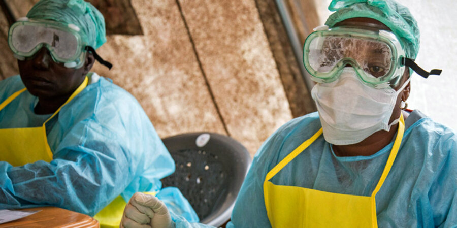 Gesundheitspersonal in Schutzkleidung gegen den Ebola-Virus in einem Krankenhaus in Sierra Leone. Foto: picture-alliance/AP Photo