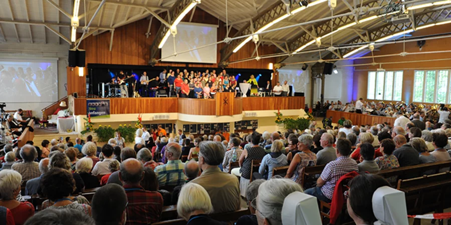Heute wie damals schlicht auf das Wort Gottes ausgerichtet: die 1906 fertiggestellte Konferenzhalle. Foto: Deutsche Evangelische Allianz/Chris Wrenger
