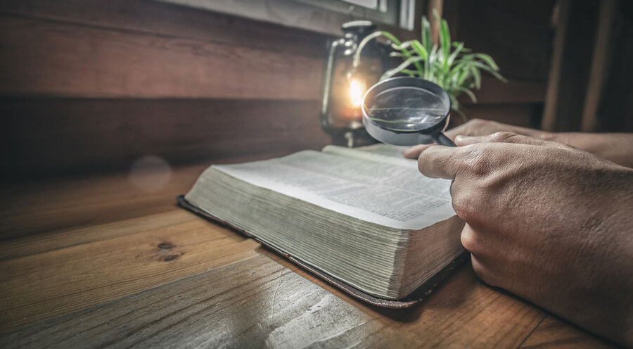 Glaubensvorstellungen und auch Bibelstellen werden immer wieder kritisch hinterfragt. Foto: iStock/ChatkarenStudio