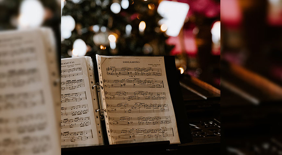 Jeder vierte Deutsche singt in der Adventszeit zu Hause gerne Advents- und Weihnachtslieder. Symbolbild: unsplash.com