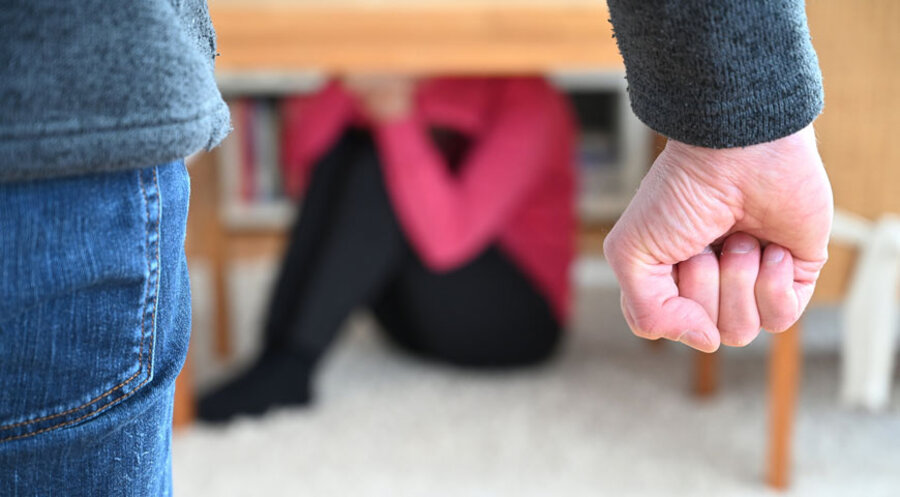 Zwei Drittel der Betroffenen von häuslicher Gewalt sind Frauen. Symbolfoto: picture alliance / Frank May | Frank May