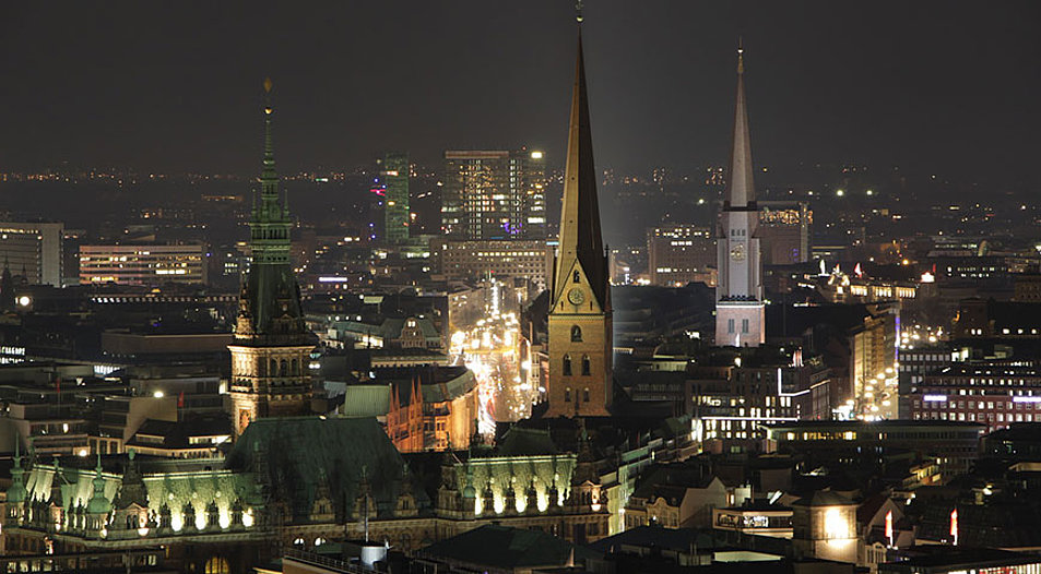 Hamburgs Kirchen bei Nacht. Foto: pixabay.com