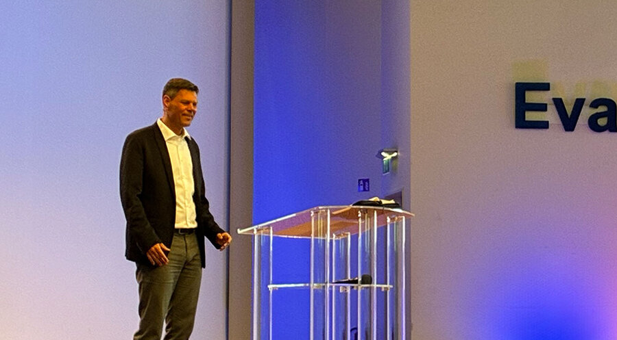 Der Pastor der FeG München-Mitte, Matthias Lohmann, bei seinem Vortrag. Foto: IDEA/Manuel Probst