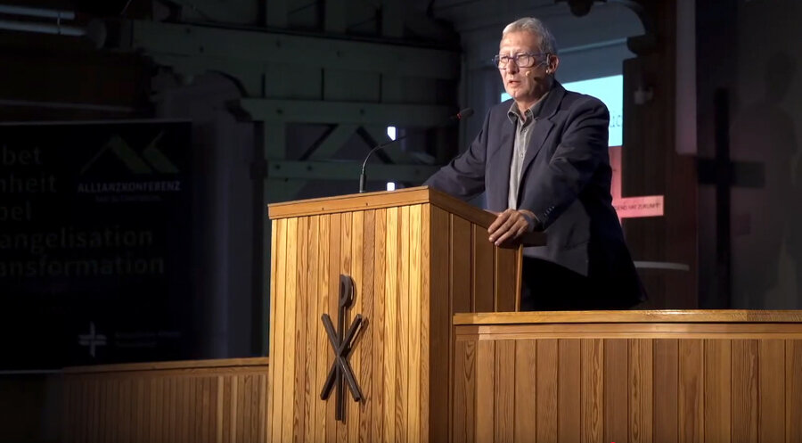 Der Leiter des Konferenzteams, Hans-Günter Schmidts, bei der Eröffnung der 129. Allianzkonferenz am 30. Juli im thüringischen Bad Blankenburg. Screenshot: YouTube/Allianzkonferenz Bad Blankenburg 