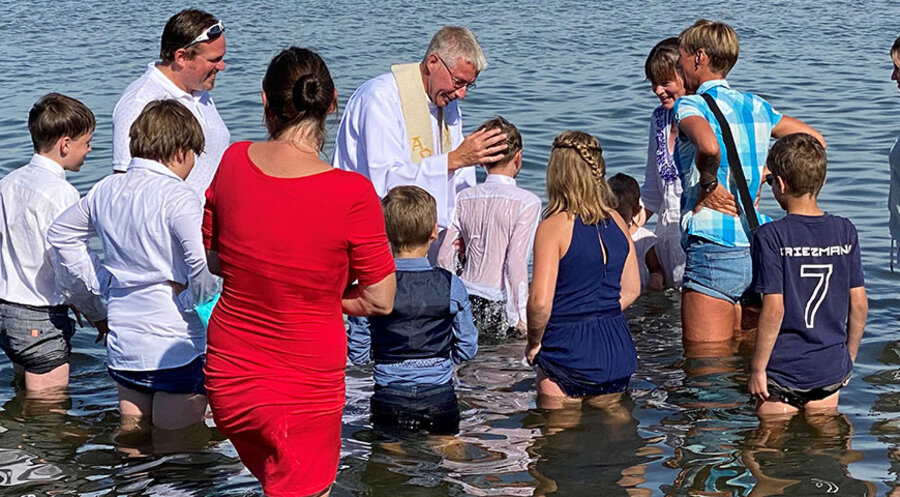 Propst Sönke Funck tauft Familie Schulz in Eckernförde am Ostseestrand. Foto: Sabine Sopha
