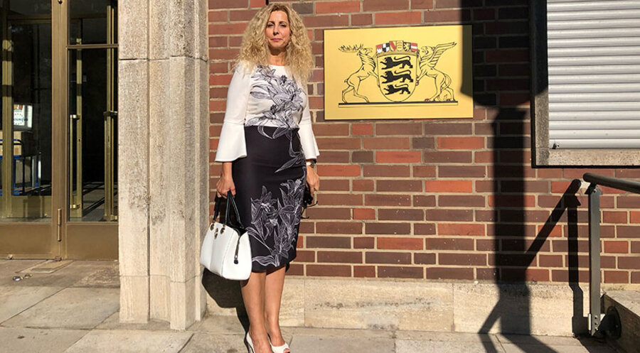 Pavica Vojnović vor dem Gebäude des baden-württembergischen Verwaltungsgerichtshofs. Foto: ADF International