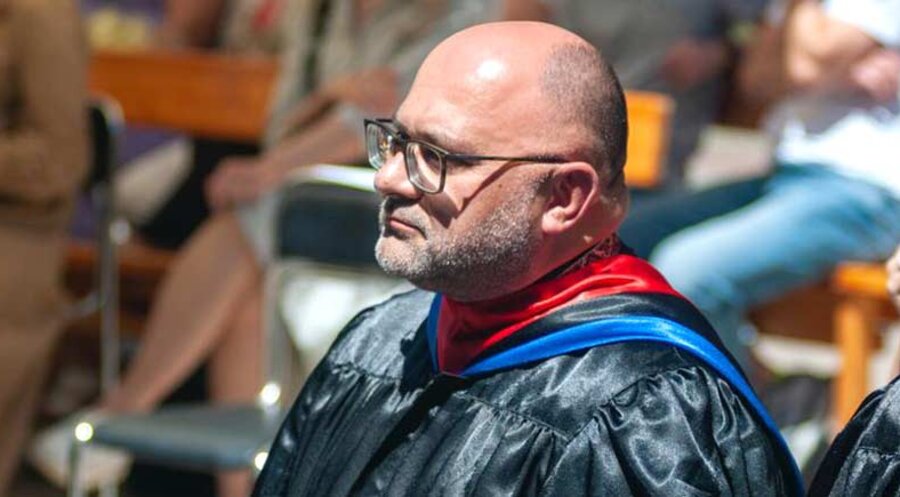 Mykola Romaniuk bei der Abschlussfeier des jüngsten Bibelschuljahrgangs. Er ist dankbar für jeden einzelnen Absolventen. Foto: Privat